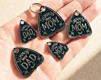 Individuell gravierte Pet ID Hunde- oder Katzenmarke - ""Summon My Mom or Dad"" - mehrere Größen erhältlich."