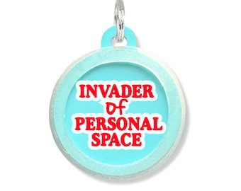 Placa de identificación silenciosa para mascotas • Placa de identificación personalizada de doble cara - "Invasor del espacio personal"