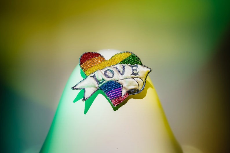 Rainbow LOVE Herz Perlen Brosche Anstecknadel handbestickte Brosche perfektes Accessoire für Hochzeit oder Mode Bild 6