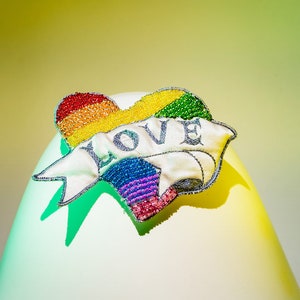 Rainbow LOVE Herz Perlen Brosche Anstecknadel handbestickte Brosche perfektes Accessoire für Hochzeit oder Mode Bild 2