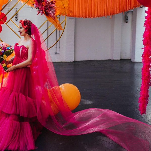 Voile de créateur décalé, Funky & coloré cerise/Fuschia Voile de mariée rose par The Couture Company en tulle doux/tuile. De nombreuses couleurs