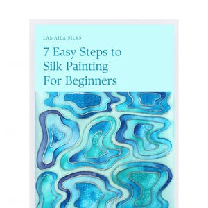 Op de afbeelding: Een boekomslag met de titel "7 Easy Steps to Silk Painting For Beginners" van Lamaila Silks. De omslag toont een abstract ontwerp in blauw- en turkooistinten. De tekst onderaan luidt: "Een eenvoudig te volgen gids om de basis van zijdeschilderen in 7 eenvoudige stappen te leren. Inclusief video tutorials. door Naomi Burnett."