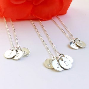 Joyas personalizadas, collar con inicial de plata, collar personalizado estampado a mano, collar con dije de letra