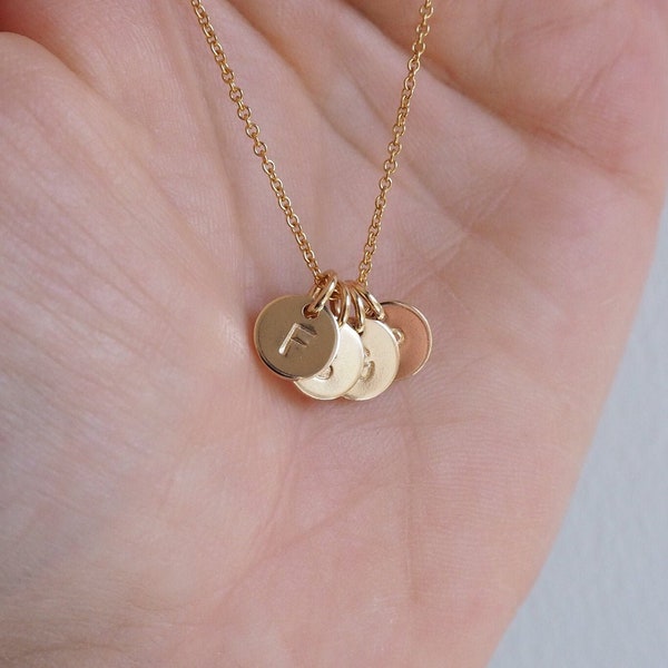 Eerste ketting, gepersonaliseerde sieraden, kleine initiële ketting, gouden initiële ketting, zilveren charmeketting