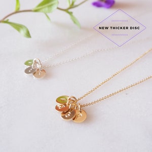 Personalisierte Halskette, handgestempelter Schmuck, silberne Anfangskette, goldene Buchstabenhalskette, Charmehalskette