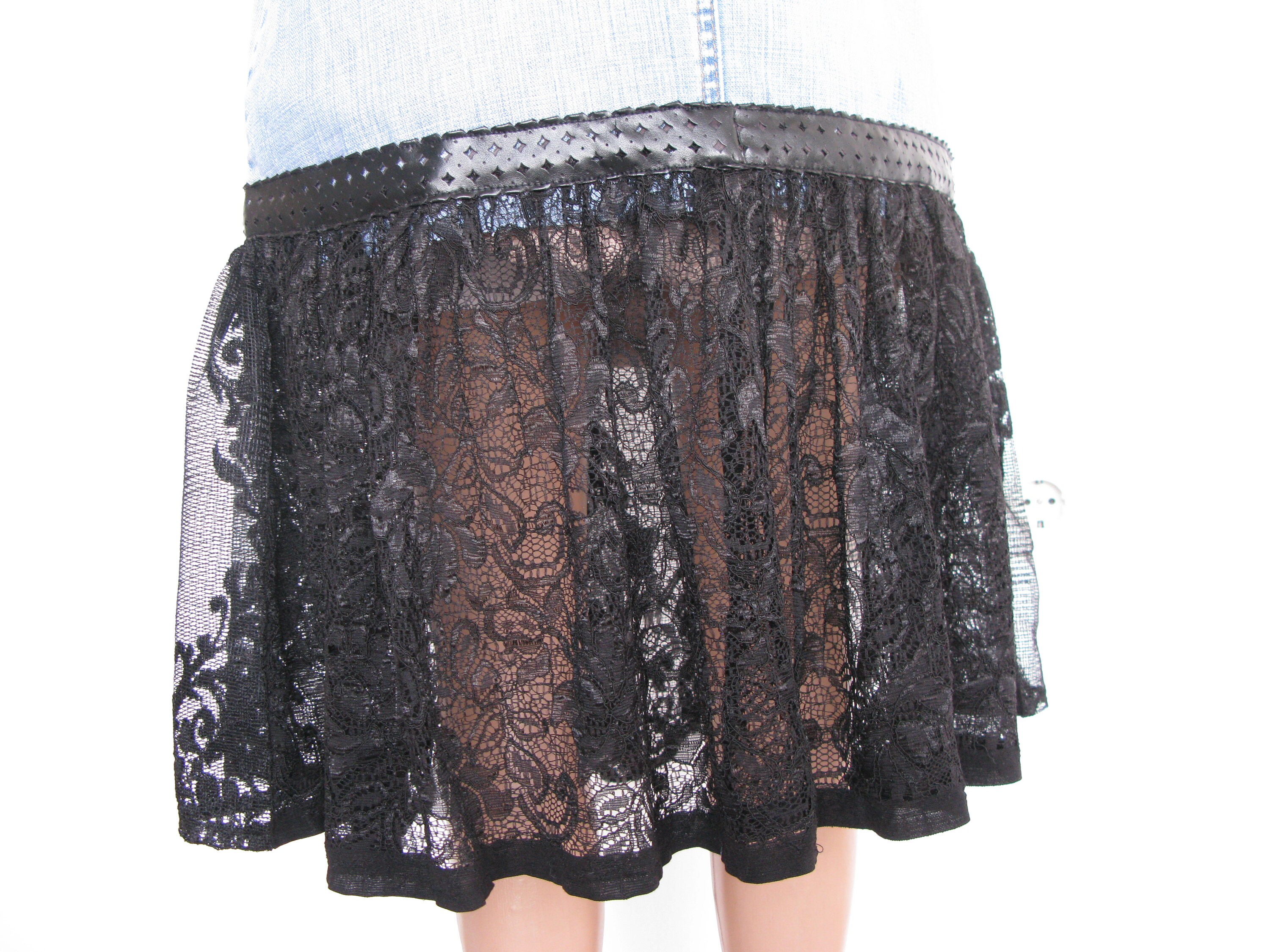 ★chemehc★LACE MIDI SKIRT (BLACK)★正規品/韓国送料込 Helsa The Lace Midi Skirt in Black | REVOLVE
