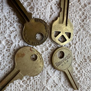 Puede incluir: Cuatro llaves antiguas de latón. Una llave dice "CHALLENGE" y "MADE IN U.S.A.". Otra llave dice "MADE IN U.S.A.". La tercera llave tiene un diseño recortado único. La cuarta llave dice "American U.S.A.".
