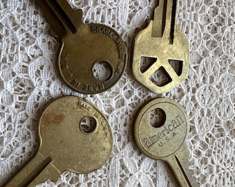 真鍮製のドアキー4個セット。スチームパンクのスクラップブック用品の製作に使える古い鍵。