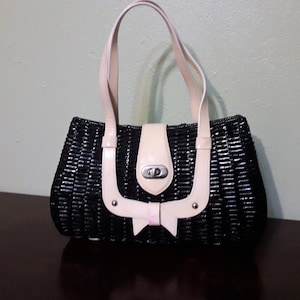 Isabella Fiore Knotted Rattan Wicker Basket Tote Handbag Purse, Flip Top Bag with Turn Lock Closure Black and Cream Boho Style Vtg