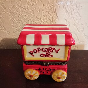 ヴィンテージ磁器＆金属製つまようじホルダー ポップコーンカートのような形 コレクター向けギフトアイテム 食器 キッチン用品 赤 白 黄色 -ユニーク