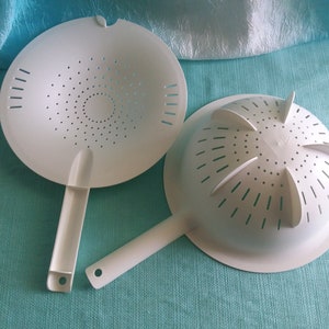 Large White Double Colander Tupperware, 2 Piece Pasta Strainer Kitchen Sieve Vegetable Drainer w/ Handle 1994 Kitchen Utensil Gadget Vintage