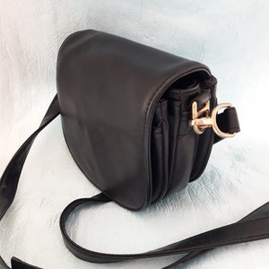 Vintage schwarze Crossbody, Schulter Leder Geldbörse Handtasche mit Klappe und Druckknopf, goldfarbene multifunktionale Hardware 18 cm