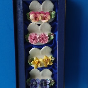 Conjunto floral decorativo de 4 porta-cartões de lugar, porcelana fina inglesa Aynsley, decoração colecionável vintage modelada e pintada à mão