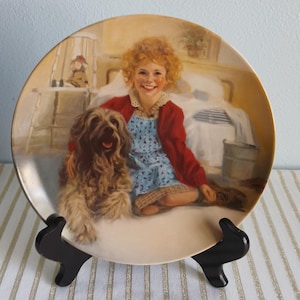 Signed Orphan Annie Decorative Knowles Fine China Collector’s Accent Plate – “Annie and Sandy”, William Chambers 1982, 8.5”, No. 3875 P