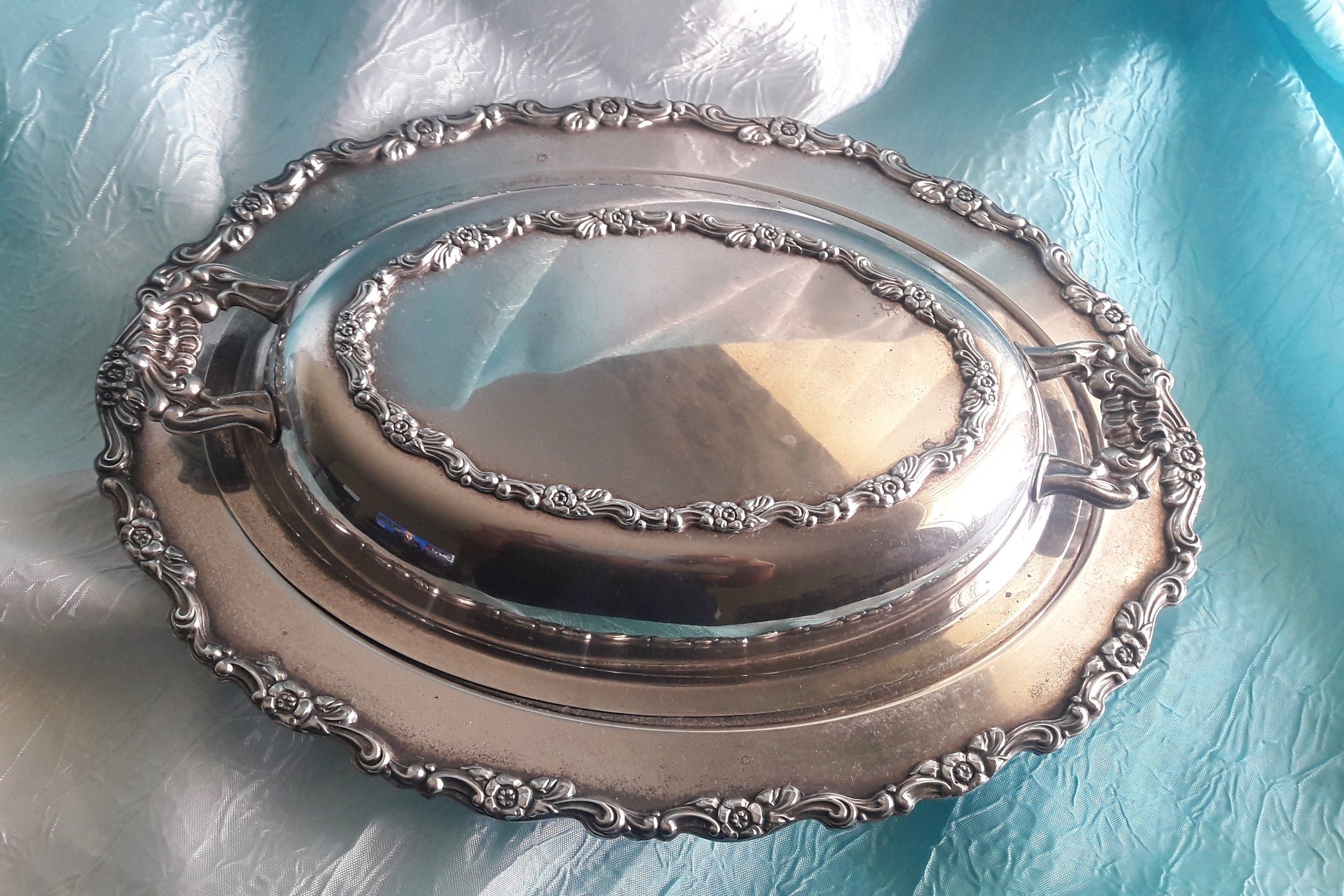 Vintage Covered Oval Shaped Vegetable Serving Dish with Handles Double Convertible Top Silver-plated Server Tableware Ornate Floral Edge