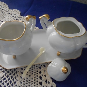 Links China Milchkännchen & Bedeckte Zuckerdose Set mit Tablett, Löffel, Weiß und Goldvergoldet, Nr. 5274 Geschirr Geschenkartikel -Set mit 5 Stück Vintage