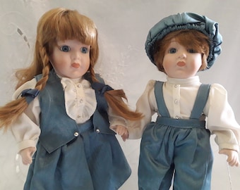 Sammler Porzellan Puppen von Marian Yu Designs, Junge & Mädchen in blauen Outfits, Bruder und Schwester 1987 Spielzeug Seltene handbemalte seltene Geschenkartikel