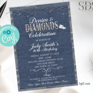 Pode incluir: Um convite para uma festa de anivers&aacute;rio com tema de jeans e diamantes com um fundo azul claro. O convite apresenta o texto "Denim & Diamonds Celebration" em letras prateadas brilhantes. O convite tamb&eacute;m inclui o texto "Em Homenagem a Judy Smith's 40th Birthday" e detalhes sobre a festa, incluindo a data, a hora, o local e as informa&ccedil;&otilde;es de RSVP.