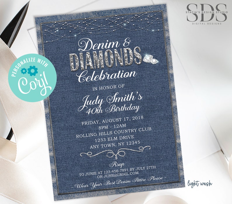 Pode incluir: Um convite para uma festa de anivers&aacute;rio com tema de jeans e diamantes com um fundo azul claro. O convite apresenta o texto "Denim & Diamonds Celebration" em letras prateadas brilhantes. O convite tamb&eacute;m inclui o texto "Em Homenagem a Judy Smith's 40th Birthday" e detalhes sobre a festa, incluindo a data, a hora, o local e as informa&ccedil;&otilde;es de RSVP.
