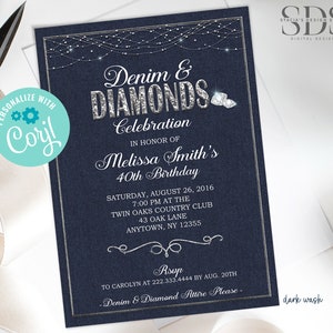 Pode incluir: Um convite azul denim com texto de glitter prateado que diz "Celebra&ccedil;&atilde;o Denim & Diamantes" em homenagem ao 40&ordm; anivers&aacute;rio de Melissa Smith. O convite inclui a data, a hora e o local do evento. As informa&ccedil;&otilde;es de RSVP est&atilde;o inclu&iacute;das na parte inferior do convite.