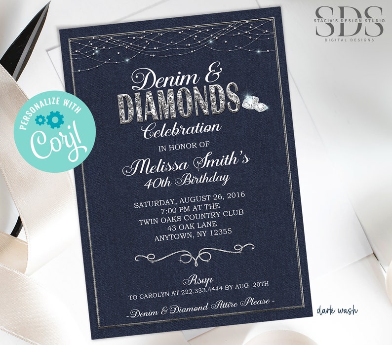 Pode incluir: Um convite azul denim com texto de glitter prateado que diz "Celebra&ccedil;&atilde;o Denim & Diamantes" em homenagem ao 40&ordm; anivers&aacute;rio de Melissa Smith. O convite inclui a data, a hora e o local do evento. As informa&ccedil;&otilde;es de RSVP est&atilde;o inclu&iacute;das na parte inferior do convite.