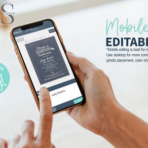 Pode incluir: O ecr&atilde; de um telem&oacute;vel mostra um modelo de convite personaliz&aacute;vel para uma celebra&ccedil;&atilde;o Denim & Diamonds. O modelo apresenta um fundo azul escuro com texto branco e um gr&aacute;fico de diamante. O texto no ecr&atilde; diz "Denim & Diamonds Celebration" e "Judy Smith's 40th Birthday". O telem&oacute;vel est&aacute; a ser segurado pela m&atilde;o de uma pessoa. O texto "Mobile EDITABLE... *A edi&ccedil;&atilde;o m&oacute;vel &eacute; a melhor para substituir apenas texto. Use o desktop para designs mais complexos. (coloca&ccedil;&atilde;o de fotos, altera&ccedil;&otilde;es de cor, etc.)*" &eacute; mostrado no lado direito da imagem.
