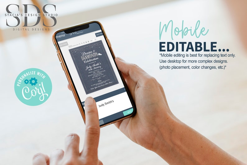 Pode incluir: O ecr&atilde; de um telem&oacute;vel mostra um modelo de convite personaliz&aacute;vel para uma celebra&ccedil;&atilde;o Denim & Diamonds. O modelo apresenta um fundo azul escuro com texto branco e um gr&aacute;fico de diamante. O texto no ecr&atilde; diz "Denim & Diamonds Celebration" e "Judy Smith's 40th Birthday". O telem&oacute;vel est&aacute; a ser segurado pela m&atilde;o de uma pessoa. O texto "Mobile EDITABLE... *A edi&ccedil;&atilde;o m&oacute;vel &eacute; a melhor para substituir apenas texto. Use o desktop para designs mais complexos. (coloca&ccedil;&atilde;o de fotos, altera&ccedil;&otilde;es de cor, etc.)*" &eacute; mostrado no lado direito da imagem.