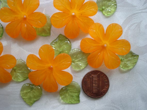 20 pce Large Frosted Acrylic Purple Hibiscus Flower Beads 33mm