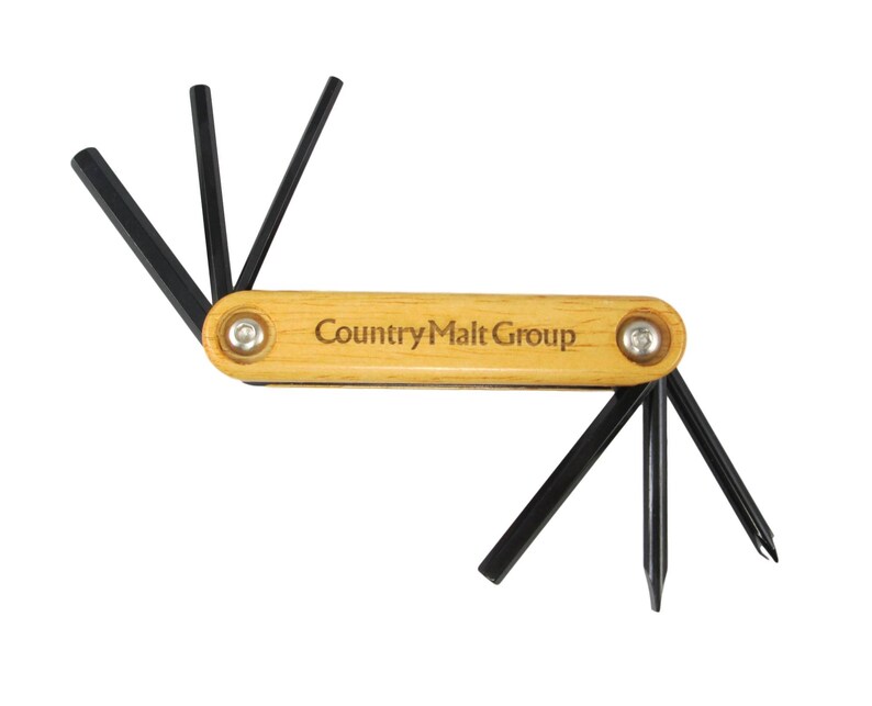 Peut inclure: Un outil multifonction en bois avec six cl&eacute;s Allen de diff&eacute;rentes tailles. L'outil a une poign&eacute;e en bois avec le texte "Country Malt Group" grav&eacute; dessus.