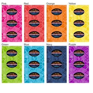K&ouml;nnte beinhalten: Eine Sammlung rechteckiger Stoffartikel in verschiedenen Farben: Pink, Rot, Orange, Gelb, Gr&uuml;n, Blau, Marine und Lila. Jedes hat ein sich wiederholendes Blumenmuster und drei Ovale mit dem Text "CUSTOM TEXT".