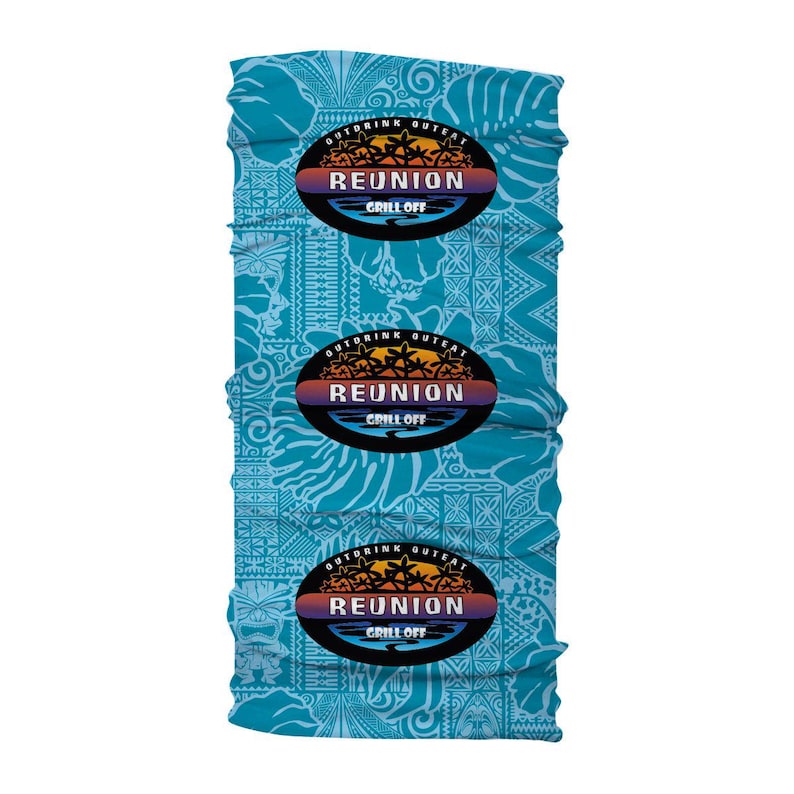 K&ouml;nnte beinhalten: Ein t&uuml;rkisfarbenes Halstuch mit einem sich wiederholenden Muster aus wei&szlig;en Blumen- und geometrischen Designs. Drei ovale mit dem Text "OUTDRINK OUTE REUNION GRILL OFF" sind auf dem Halstuch aufgedruckt. Ein vielseitiges Accessoire.