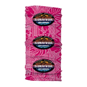K&ouml;nnte beinhalten: Ein pinkfarbener Gesichtsschutz mit einem sich wiederholenden Muster aus floralen und Stammesdesigns. Der Text "SURVIVOR GIRLS WEEKEND" ist auf der Vorderseite in einem kreisf&ouml;rmigen Logo aufgedruckt. Der Gesichtsschutz besteht aus einem weichen, dehnbaren Material.