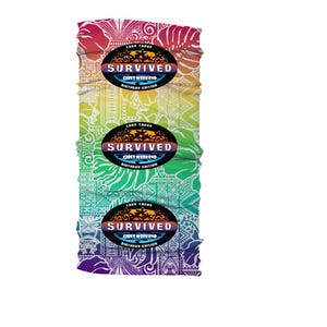 K&ouml;nnte beinhalten: Ein mehrfarbiger Gesichtsschutz mit dem Text "Lake Tahoe SURVIVED GIRLS WEEKEND BIRTHDAY EDITION" dreimal wiederholt. Das Design zeigt einen Farbverlauf und Stammesmuster.