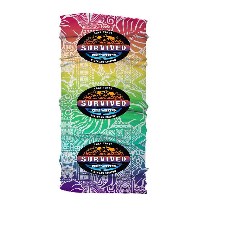 K&ouml;nnte beinhalten: Ein mehrfarbiger Gesichtsschutz mit dem Text "Lake Tahoe SURVIVED GIRLS WEEKEND BIRTHDAY EDITION" dreimal wiederholt. Das Design zeigt einen Farbverlauf und Stammesmuster.