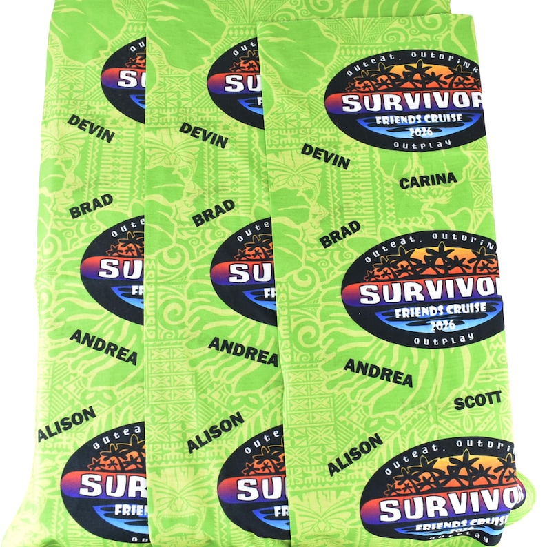 K&ouml;nnte beinhalten: Mehrere gr&uuml;ne Bandanas mit einem sich wiederholenden Stammesmuster und dem Text "Survivor Friends Cruise 2016 Outplay". Jedes Bandana tr&auml;gt Namen wie "Devin", "Brad", "Andrea", "Alison", "Carina" und "Scott".