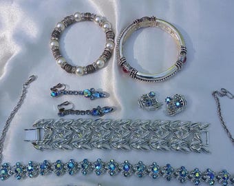 Precios variados: bisutería vintage: pulseras elásticas, pulsera gruesa, collar y 2 pares de pendientes.