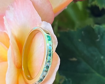 Anillo de oro amarillo de 14 quilates con engaste de canal, diamantes, esmeraldas y topacio azul auténticos.