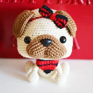 PATRÓN DE GANCHILLO Pug. Piper el Pug. Patrón de perro de crochet del tamaño de un acurrucado. Amigurumi Pug. Patrón de crochet en PDF. imagen 1