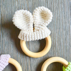 Häschenohren mit Häkelanleitung. Hasenohren Beißring. Häkelanleitung für Hasen-Beißring. Amigurumi Häschenohren. PDF Häkelanleitung. Baby-Dusche-Geschenk