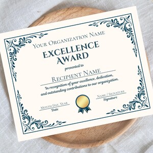 Può includere: Un certificato di Excellence Award con sfondo color crema e bordo decorativo blu navy. Il testo recita "Your Organization Name", "Excellence Award" e "Recipient Name". Un sigillo d'oro con un nastro blu è in basso.