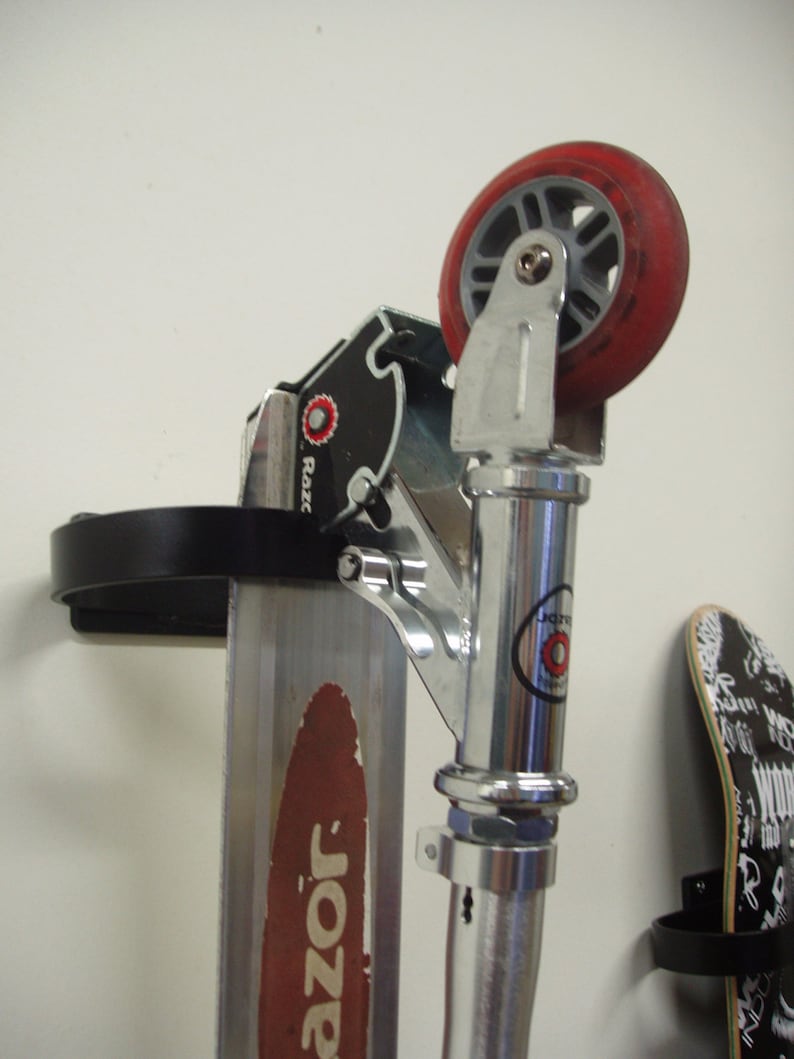 Самокат цепной. Замок для самоката. Как закрепить самокат. Замок ninebot by segway. Крепление руля самоката.