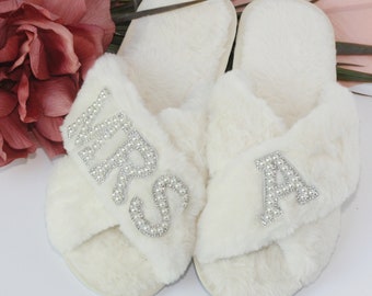 Bride Slippers, Bridesmaid slippers, Bridal slippers, custom slippers, fluffy slippers with Pearl patch, Wedding set, bridesmaid gifts