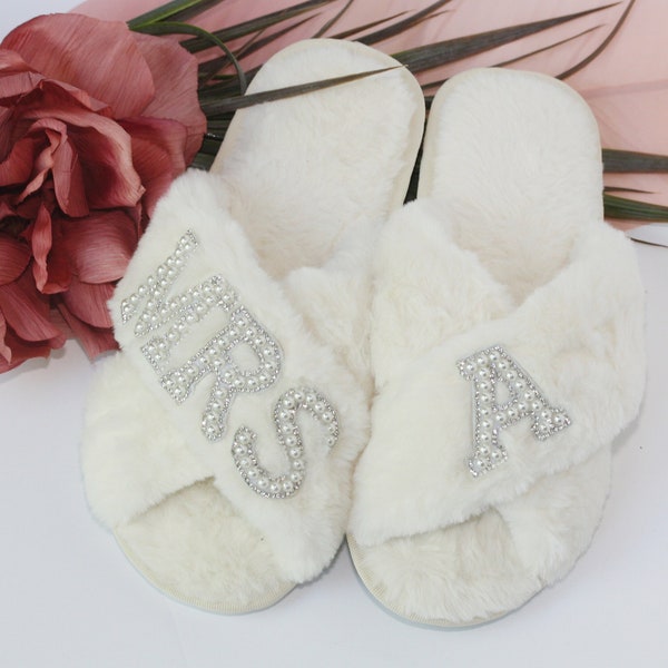 Bride Slippers, Bridesmaid slippers, Bridal slippers, custom slippers, fluffy slippers with Pearl patch, Wedding set, bridesmaid gifts