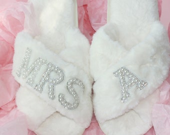 Bride Slippers, Bridesmaid slippers, Bridal slippers, custom slippers, fluffy slippers with Pearl patch, Wedding set, bridesmaid gifts