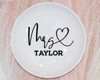 Personalized Mrs Ring Dish, Gift for Bride Jewelry Dish Ring Holder, Trinket Dish, Bridesmaid Proposal Gift, Gift for Her Engaged Ring Dish