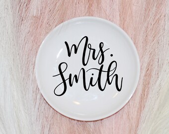 Personalized Mrs Ring Dish, Gift for Bride Jewelry Dish Ring Holder, Trinket Dish, Bridesmaid Proposal Gift, Gift for Her Engaged Ring Dish