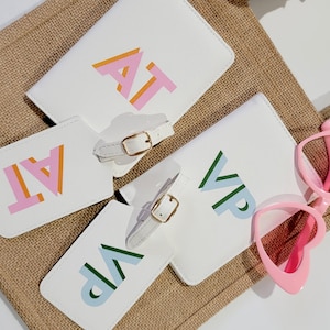 Coffret cadeau de voyage Shadow Monogram avec étiquette à bagage, porte-passeport, porte-cartes, pochette et boîte cadeau. Achetez individuellement ou en lot.