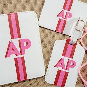 Coffret cadeau de voyage Shadow Monogram avec étiquette à bagage, porte-passeport, porte-cartes, pochette et boîte cadeau. Achetez individuellement ou en lot.