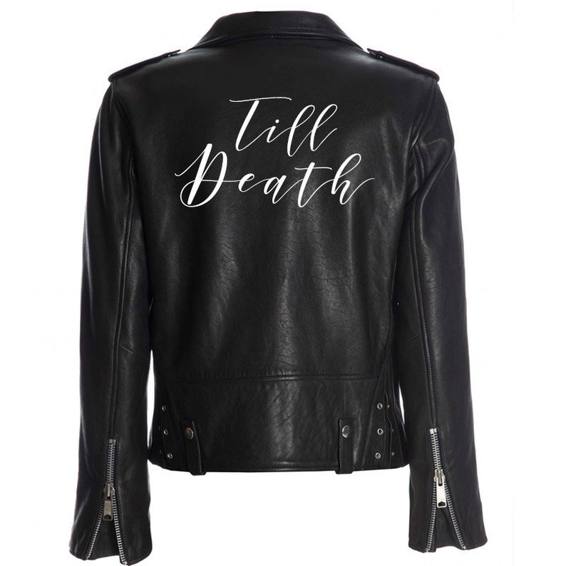 K&ouml;nnte beinhalten: Schwarze Lederjacke mit wei&szlig;em Text auf dem R&uuml;cken, der "Till Death" lautet.