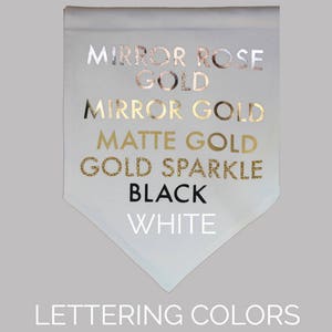 K&ouml;nnte beinhalten: Ein wei&szlig;er Wimpel mit dem Text "LETTERING COLORS" unten. Der Wimpel listet die folgenden Schriftfarben auf: Mirror Rose Gold, Mirror Gold, Matte Gold, Gold Sparkle, Schwarz und Wei&szlig;.